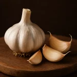 صورة فنية عالية الجودة لفصوص الثوم الطازج موضوعة على سطح خشبي، تبرز تفاصيل القشرة والملمس الطبيعي بشكل واقعي.